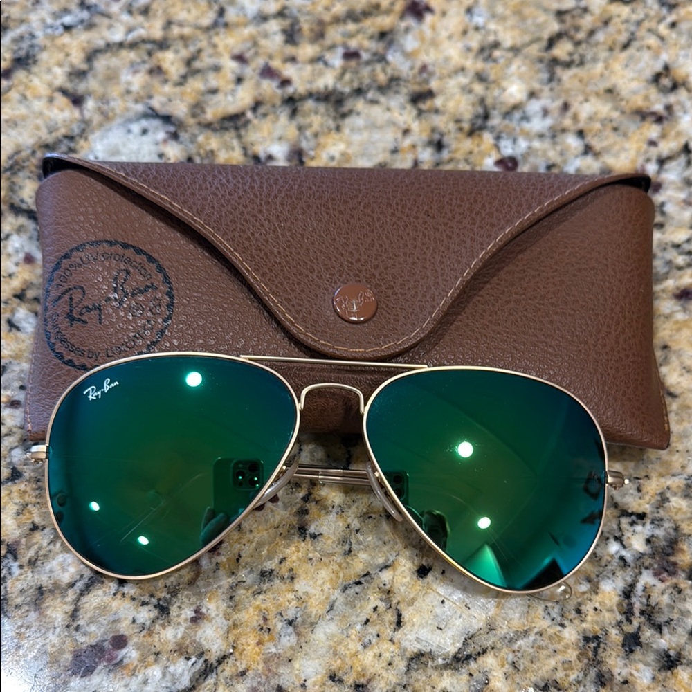 NWOT Ray-Ban Gold Aviator Sunglasses with Green Lenses